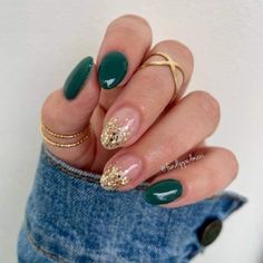 green and gold September Nails Glitter, Gel Nail Designs Green And Gold, Juniper Green Wedding Nails, Nail Designs Dark Green And Gold, Green Almond Dip Nails, Green Dress Manicure, Emerald Fall Nails, Gold Dip Nail Designs, Green And Gold Dip Nails