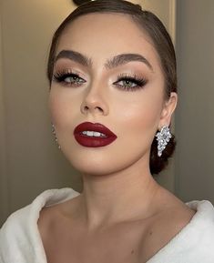 Red Lips Wedding, Trucco Glam, Red Lipstick Makeup Looks, Classic Makeup Looks, Makeup Cantik, Red Lips Makeup Look, Lipstick Looks