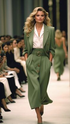 Suit Green Woman, Classy Autumn Outfits, Spring Summer 2025, Spring Suit Women, Green Spring Outfits, Green Suit For Women, Green And White Outfit, Girls Chelsea Boots, Skirts With Boots