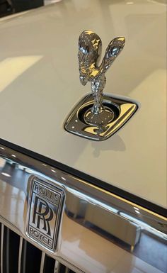 an emblem on the hood of a rolls royce car