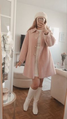 Romeo I Julia, Outfit Rosa, White Boots, Feminine Outfit, Winter Fashion Outfits, Elegant Outfit, Cute Casual Outfits