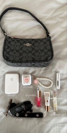 Purse Must Haves Items, What's In My Bag Aesthetic, Small Purse Essentials, Purse Must Haves, Girly Car Accessories