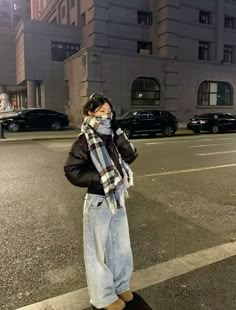 Japanese Selfie Poses, Winter Going Out, Japan Ootd Winter, Breakfast Outfit Ideas, Opposite Gender Dress To Impress, Layered Jackets, Museum Fits, China Street Style, Pink And Black Outfit