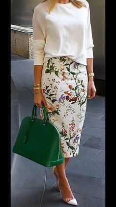 Business Meeting Outfit, Work Skirt Outfit, Floral Skirt Outfits, Skirt Outfit Fall, Minimalist Moda, Meeting Outfit, Pretty Skirts, Floral Pencil Skirt, Trendy Fall Outfits