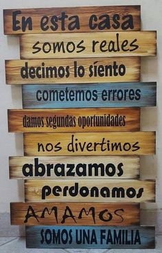 a wooden sign with spanish words on it that says,'enesta easa comos reales