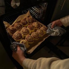 Baking Oven Aesthetic, Baking Winter Aesthetic, Dark Baking Aesthetic, Autumn Cooking Aesthetic, Winter Baking Aesthetic, Autumn Baking Aesthetic, Christmas Baking Aesthetic, Baker Aesthetic, Fall 24