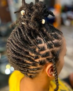 Cool Feminine Dreadlocks Hairstyle Dreadlock Hairstyles For Women, Short Dreadlocks Hairstyles, Small Dreads, Mohawk Updo, Dreads Styles For Women, Blonde Dreadlocks, Natural Dreads, Short Locs