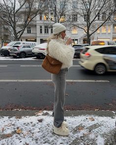 New York Winter Aesthetic Outfits, Ugg Snow Boots Outfit, Belgrade Outfit, Vienna Winter Outfit, Ootd Ski, Moon Boot Outfits, Europe Winter Aesthetic, Snow Boots Women Outfits, Snow Outfits Aesthetic