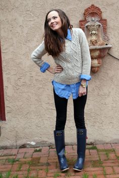 wellies, oversized button down and knit Navy Rain Boots Outfit, Preppy Mode, Adrette Outfits, Oatmeal Sweater, Work Sweaters, Hunter Outfit, Rain Jacket Women