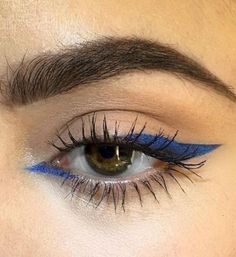 Winter Eyeshadow, Makeup Kawaii, Eyeliner Tips, Gyaru Makeup, Face Beat, Smink Inspiration, Hooded Eye Makeup