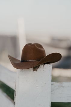 Versatile Stetson 3X Red Rocks Felt Hat. Elevate your Western wardrobe with the Stetson Red Rocks Felt Cowboy Hat, a perfect blend of classic craftsmanship and contemporary style. Brim: 4 1/4" Crown: 4 1/4" Low Cattleman Quality: 3X Branding Cowboy Hats, Western Style Fitted Hat With Flat Bill, Western Fitted Felt Hat With Flat Bill, Western Felt Hat With Flat Bill, Fitted Western Felt Hat With Flat Bill, Flat Bill Hats For Kentucky Derby, Kentucky Derby Flat Bill Hat, Fitted Brimmed Rustic Fedora, Western Flat Bill Hat For Rodeo