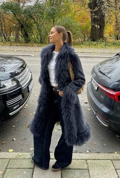 sofia boman Black Fur Trim Coat Outfit, Sofia Boman, Lambskin Coat, Fit Aesthetic, Afghan Coat, Black Fur Coat, Model Accessories, Thanksgiving Outfits