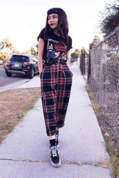 Plaid pants outfit ideas, anything from high waisted to grunge looks is covered! #plaidpants #pants #outfit #fashion#printedtshirt Plaid Pants Outfit, Tokyo Street Fashion, 90's Fashion, Alt Fashion, Alternative Outfits, Plaid Pants, Edgy Outfits, Mode Inspiration, Grunge Outfits