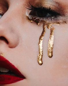 Effie Trinket, Light Contouring, Behind Blue Eyes, Jaime Lannister, Cersei Lannister, Photographie Portrait Inspiration, Gold Aesthetic, Beauty Standards, Fantasy Makeup