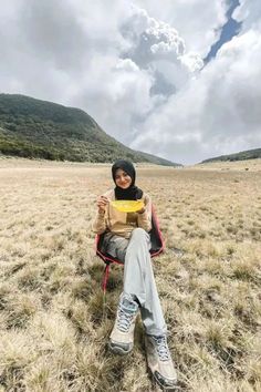 Womans Hiking Outfit, Womens Hiking, Hiking Outfits, Hiking Outfit Fall, Summer Hike, Hiking Outfit Women, Stylish Hijab