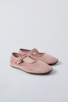 VELVET BALLET FLATS - Pink | ZARA United States Casual Closed Toe Ballet Flats With Buckle, Casual Closed Toe Ballet Flats With Buckle Closure, Suede Ballet Flats With Removable Insole, Suede Closed Toe Ballet Flats With Removable Insole, Velvet Ballet Flats, Blazers Shoes, Joggers Shoes, Waistcoat Dress, Velvet Shoes