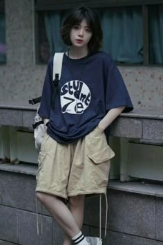 Overalls With Tee Shirt, Street Style Baggy Clothes, Boyish Pose Ideas, Tomboy Clothes Aesthetic, Summer Outfits For Tomboys, Tomboy Style Outfits Summer, Tomboy Poses, Tomboy Outfits Aesthetic, Tomboy Style Summer