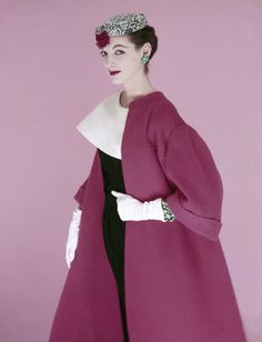 ca. 1954 --- Original caption: Model in printed linen turban wearing full red fleece coat by Originala over navy blue dress with huge collar in white pique by Larry Aldrich. --- Image by © Condé Nast Archive/Corbis 1950s Fashion Photography, Vestidos Pin Up, Fashion 1950, Fashion 50s, 1950 Fashion, Vintage Lady