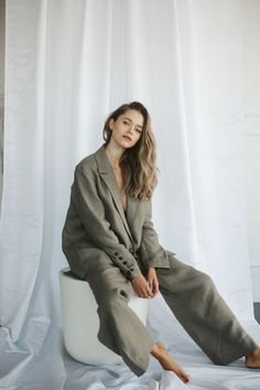 New Year Look, Valeria Lipovetsky, Look Boho Chic, Studio Portrait Photography, Studio Photography Poses, Personal Branding Photoshoot, Studio Photoshoot, Business Portrait