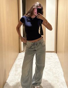 Outfit Inspirations Baggy Jeans, Clean Y2k Outfits, Gray Tee Outfit, Wide Leg High Waist Jeans Outfit, Basic School Outfits, Black Tee Outfit, Gray Shirt Outfit, 00s Mode