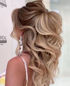 Brides Made Hairstyles, Up Hairdos For Prom, Braidmaids Hairstyles Long Hair, Bride To Be Hairstyles, Prom Hairstyles Extensions, Wedding Hairstyles For Brunettes Brides, Hair Styles For Medium Length 2020 Prom, Bride Maids Hair Styles, Blonde Formal Hair