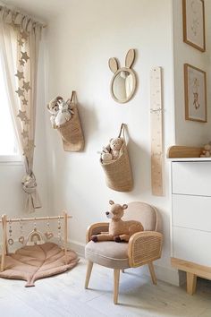 Décoration en bois chambre de bébé Baby Room Inspiration Girl, Baby Room Girl Ideas, Decorar Habitacion Bebe Ideas, Beige Baby Room, Baby Room Aesthetic, Natural Baby Room, Baby Room Decor Neutral, Beige Nursery, Baby Deco