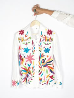 Hermosa blusa Otomi. Color blanca y con brillantes bordados multicolor. Bordada… Mexico Fashion, Mexican Boho, Multicolor Embroidery, Diy Denim Jacket, Mexican Outfit, Denim Diy