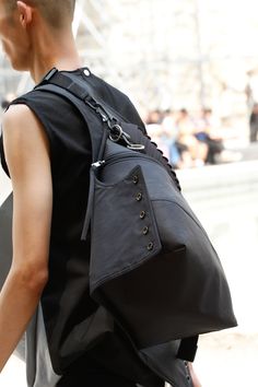 See detail photos for Rick Owens Spring 2018 Menswear collection. Spring Menswear, Rick Owens Menswear, Nike Bag, Cool Street Style, Metal Jacket, Interesting Objects, Full Metal Jacket, Street Style Bags, Nike Bags