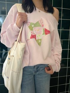 pink and green star patchwork quilt sweatshirt Diy Patchwork Sweater, Patchwork Sweater Diy, Patchwork Sweatshirt Ideas, Patchwork Sweatshirt Diy, Diy Sweatshirt Ideas, Quilt Sweatshirt, Sweatshirt Diy, Star Patchwork