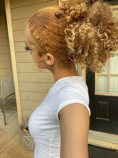 Honey Blonde Hair On 4c Hair, Curly Hair Dye Ideas Honey Blonde, Honey Blonde And Blonde Hair, Natural Hair Dyed Blonde, Honey Blonde 4b Hair, Blonde Hair Black Women Curly, Sandstone Blonde Hair, Niya Core, Curly Honey Blonde Hair