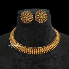 Antique India Gold Choker Necklace Set features exquisite Amrapali jewelry design inspired by traditional South Indian temple art. This 22k gold-plated statement piece showcases intricate craftsmanship, perfect for weddings and special occasions. As a designer creation, it makes a luxurious and memorable gift that embodies timeless elegance. *𝐏𝐑𝐎𝐃𝐔𝐂𝐓 𝐃𝐄𝐓𝐀𝐈𝐋* * Material: Brass * Plating: Gold Plated *𝐃𝐈𝐌𝐄𝐍𝐒𝐈𝐎𝐍𝐒* * Necklace:-Weight: 31 gm, Width: 0.5 Inches, Drop Length: 4.2 Light Gold Necklace Set, South Gold Jewellery Designs, 20 Gram Gold Necklace Designs, Gold Designs Jewellery India, Gold Choker Designs Indian, Gold Jewellery Design Necklaces Indian, Gold Set Designs Jewelry Unique, South Indian Gold Necklace Designs, 30 Grams Gold Necklace Indian