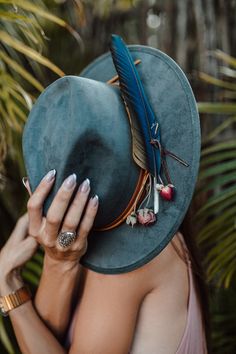 Denim blue premiere fedora with an exotic aviator macaw feather and natural flowers Mode Country, Custom Cowboy Hats, Black Fedora, Chapeau Cowboy, Painted Hats, Women Hats Fashion, Boho Hat, Natural Flowers, Feather Hat