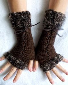 Corset Gloves, Plant Pottery, Dream Items, Crochet Rugs, Unique Clothes, Gloves Women, Toned Women, Boucle Yarn, Fingerless Gloves Knitted