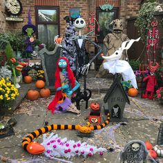 halloween decorations in front of a house with pumpkins and jack - o'- lanterns