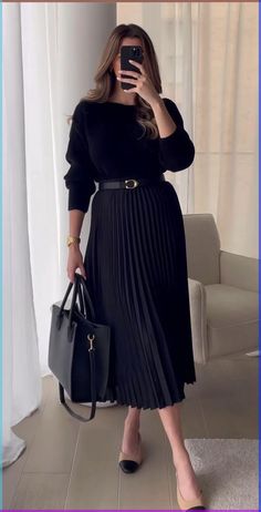 If you are wondering how to dress to make your upper arms look thinner and slimmer, you are in the right place. This article includes 5 simple tips. Outfit Formal Mujer, Rok Midi, Stile Blair Waldorf, Adrette Outfits, Outfit Elegantes, Fest Outfits, Skirts With Boots, Trendy Fall Outfits