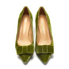 This green version of our Jacqueline Velvet shoes is truly timeless and iconic. Lined and soled in leather, they're topped with the signature classical bow that first appeared in our kid's collection and has remained enduringly chic ever since. The shoes are set on 5 cm kitten heels and work equally well with tailoring, jeans, or cocktails dresses. Cocktails Dresses, Tailoring Jeans, Chique Outfits, Velvet Shoes, Stunning Shoes, Stil Inspiration, Retro Shoes, Green Shoes, Boot Sandals