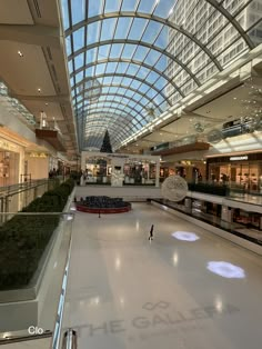 an empty shopping mall with people walking around