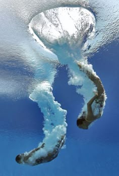 an upside down view of the water and its bubbles