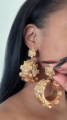 24k gold plated earrings. Light weight and beautiful. Can be dressed up or down. Gold Prom Accessories, Gold Earrings Outfit, Gold Chunky Earrings, Statement Gold Earrings, Big Earrings Gold, Chunky Gold Earrings, Jewelry Gold Earrings, Drag Looks, Dope Jewelry Accessories