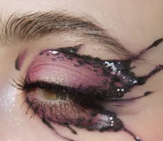 Alternative Beauty, Happiness Is A Butterfly, Artsy Makeup, Funky Makeup, Graphic Makeup, Smink Inspiration, Cool Makeup Looks, Ethereal Makeup, Unique Makeup