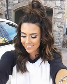 Half up top knot hair Rambut Brunette, Fall Hair Color, Fall Hair Colors, Brunette Hair, Fall Hair, Medium Length Hair Styles