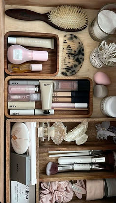 Makeup Vanity Inspo Aesthetic, Girly Lifestyle Aesthetic, Vanity Decor Aesthetic, Girly Organization, Vanity Drawer Organization, Bathroom Makeup Organization, Vanity Set Up Ideas, Makeup Vanity Aesthetic, Bag Room Decor