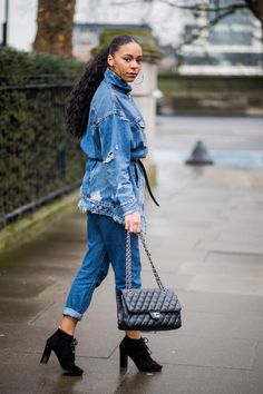 We Found 40 of the Best Denim Jackets Out There Right Now | StyleCaster Jean Coat Style Women, Jean Coat Style, Denim Coat Outfit, Oversize Trench Coat, Trench Coat Street Style, Spring Denim Jacket, Long Denim Coat, Spring Summer Street Style