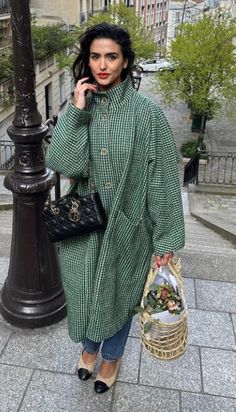 Styling Silk Skirt, Maximalist Winter Outfits, Danish Style, Vintage Inspired Outfits, Stay Young, Looks Street Style, Mod Fashion, Mode Inspo