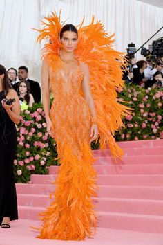 Kendall Jenner Met, Feathered Dress, Kendall Jenner Met Gala, Camp Fashion, Met Gala Outfits, Met Gala Dresses, Gala Outfit, Gala Fashion, Met Gala Red Carpet