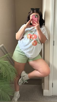 shorts linked below :) casual summer outfit idea, comfy casual outfit, easy outfit idea, checked shorts, gingham shorts, midsize shorts outfit Chubby Style, Plus Zise, Midsize Outfits, Casual Summer Outfit, Curvy Outfits, Casual Summer Outfits, Looks Vintage, Spring Summer Outfits, Outfits Casuales