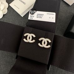 Brand New Never Used, Comes With Everything (Box, Tag, Bag) Bought In Ny 5th Ave Chanel Store This Is One Of The Best Selling Earring For Season 23a And Is Now Out Of Stock Everywhere. Elegant Style Mother Of Pearl Goes With Any Look. Only One Available Cc Earrings, Chanel White, Jewelry Chanel, Chanel Store, Birthday Wish, Chanel Earrings, Chanel Jewelry, Chanel Fashion, White Pearl