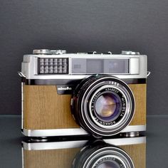 an old fashioned camera sitting on top of a table