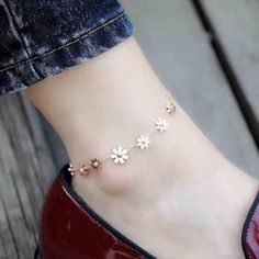 Jewelry Chain Types, Leg Bracelet, Daisy Flower Bracelet, Silver Anklets Designs, قلادات متدلية, Beautiful Anklet, Jewelry Set Design