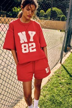 FELPA NY 82 STILE COLLEGE - Rosso | ZARA Italia / Italy Lazy Sunday Outfit, Collegiate Aesthetic, Vintage Collegiate, Sunday Outfit, Jeans Blazer, Varsity Sweatshirt, Crochet T Shirts, Vintage Sportswear, Training Clothes